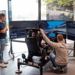 Bewegende race simulator met triple monitor