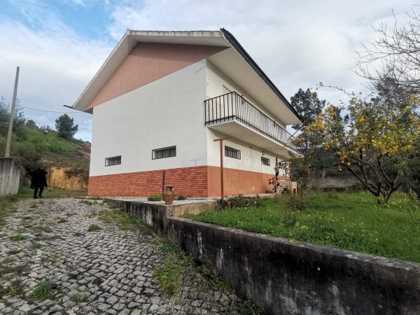 Moradia Isolada com Terreno em Moinhos, Miranda do Corvo Distrito Coimbra CASAS