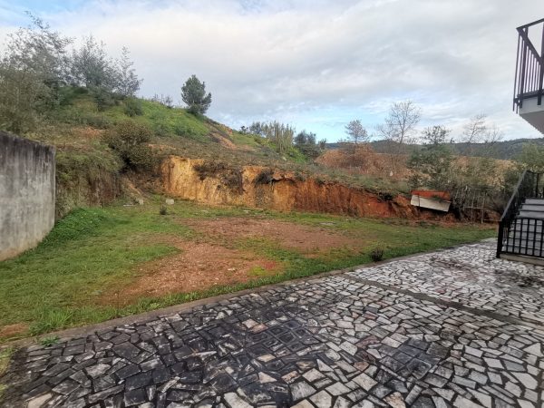 Moradia Isolada com Terreno em Moinhos, Miranda do Corvo Distrito Coimbra CASAS