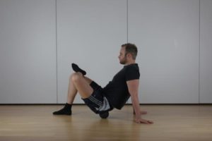 Übung zur Spannungslösung des Gluteus medius