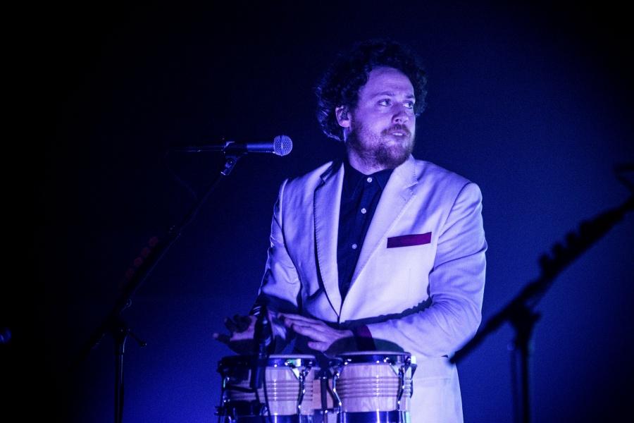 Metronomy en Robyn werken samen op ‘Hang me out to dry’