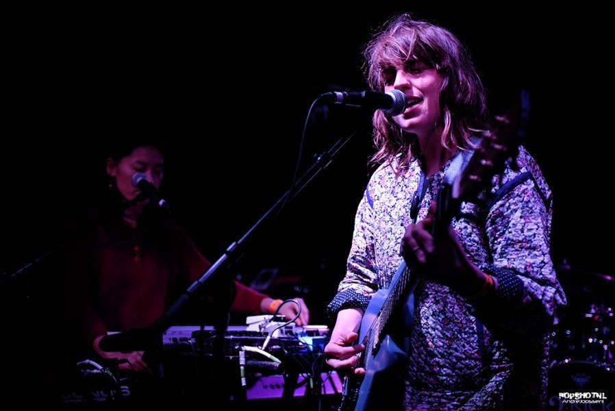 This Is The Kit-bassisste Rozi Plain heeft nieuw album klaar, luister eerste single ‘Symmetrical’