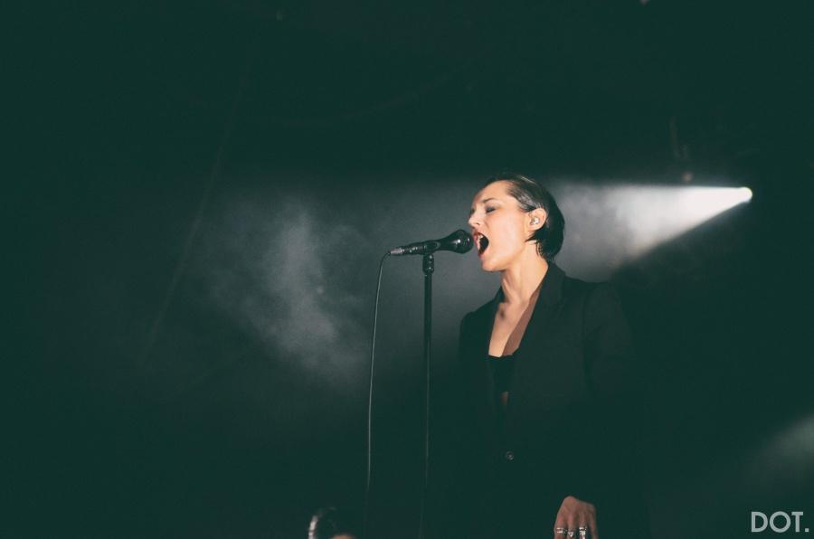 Savages-frontvrouw Jehnny Beth kondigt solodebuut ‘To love is to live’ aan, luister single ‘Flower’