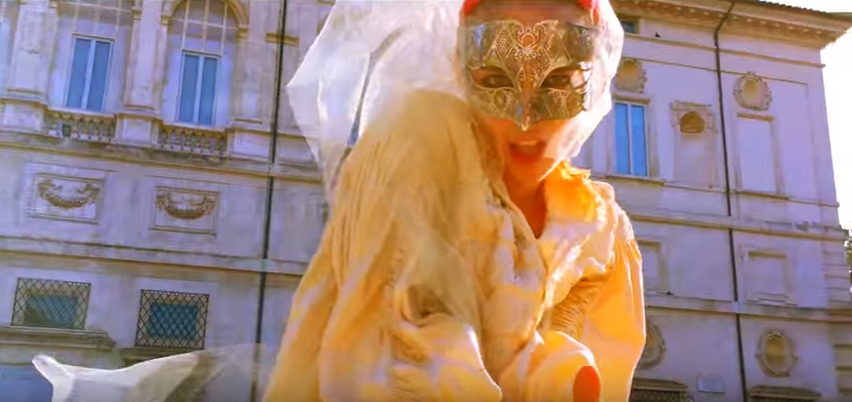 Grimes lost in één keer vier nieuwe videoclips