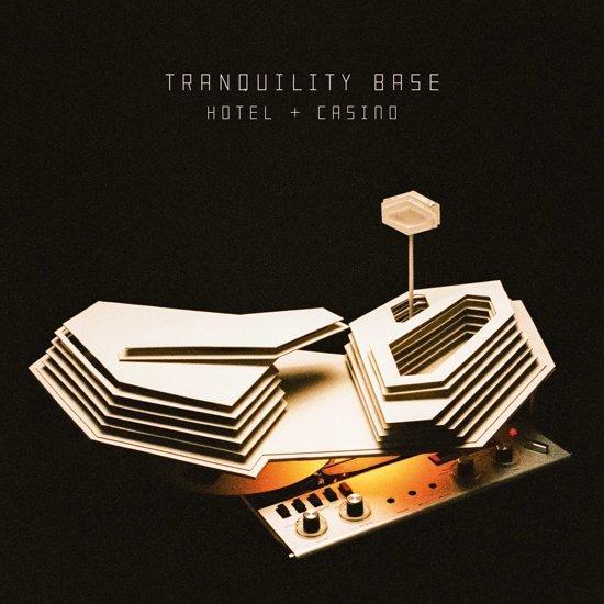 Alex Turner sluit Arctic Monkeys op in het ‘Tranquility base hotel & casino’