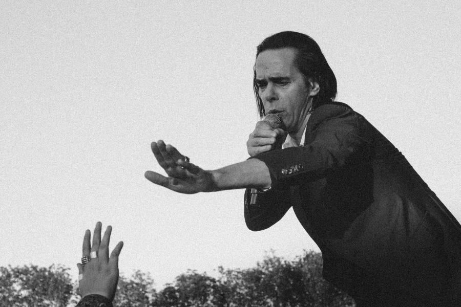 Nick Cave duwt onverschilligheid de wereld uit op Down The Rabbit Hole