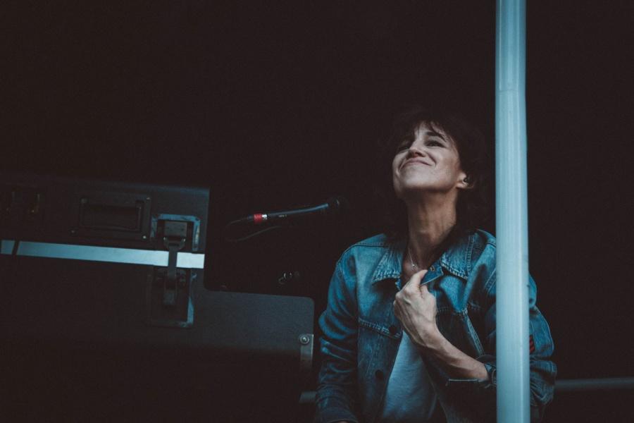 Charlotte Gainsbourg etaleert haar dansbare klasse in De Roma