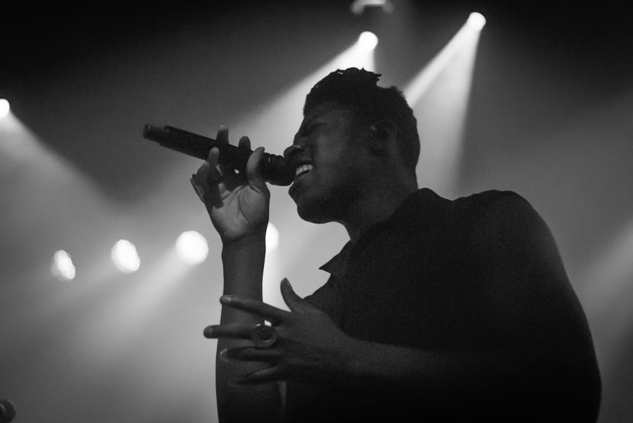 Moses Sumney kondigt dubbelalbum aan, luister single ‘Virile’