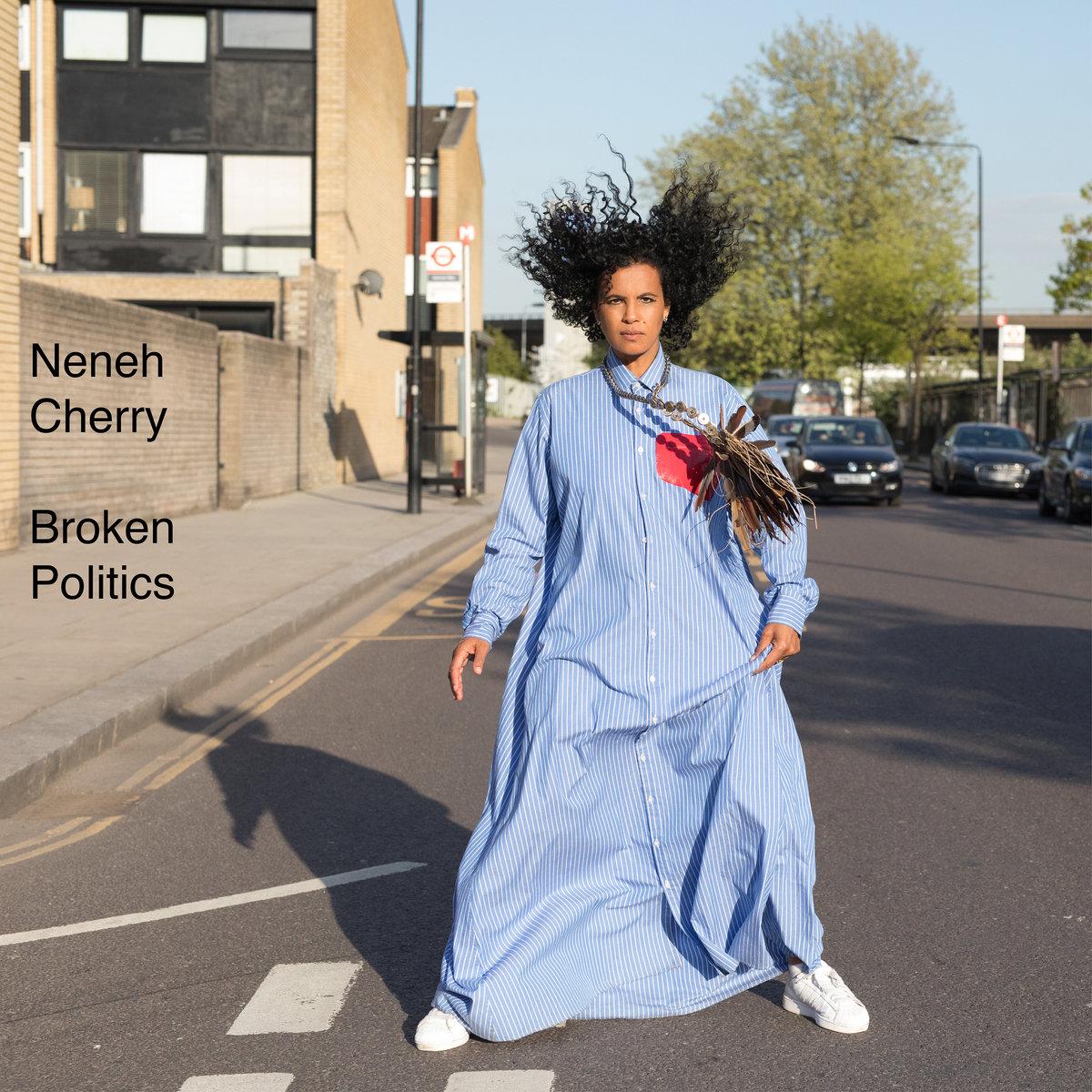 Een geüpdatete Neneh Cherry kampt nog met enkele bugs op ‘Broken politics’