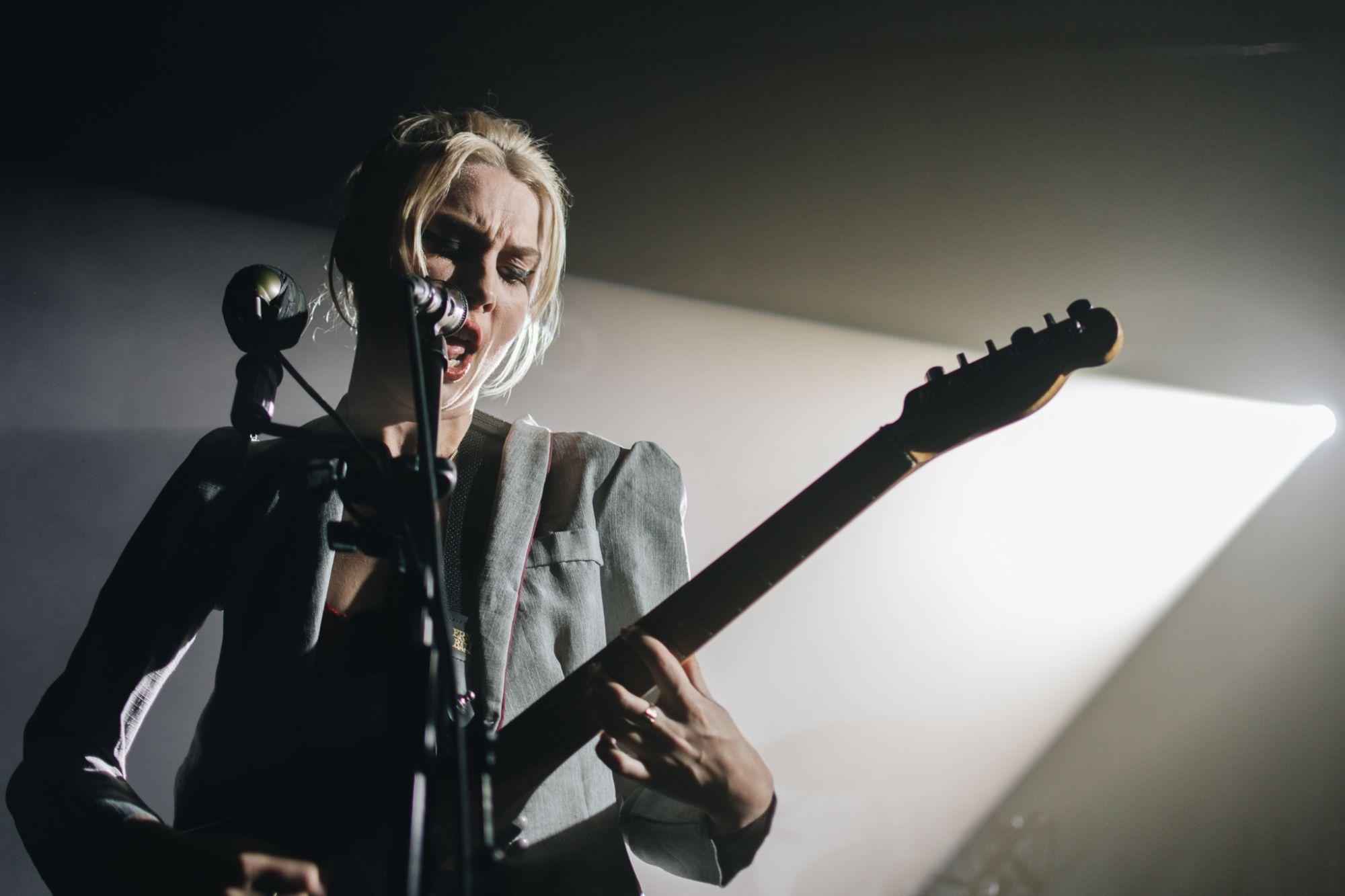 Wolf Alice over hun derde plaat ‘Blue weekend’: “Hoe langer we samenwerken, hoe minder we te zeggen hebben in wat we maken”