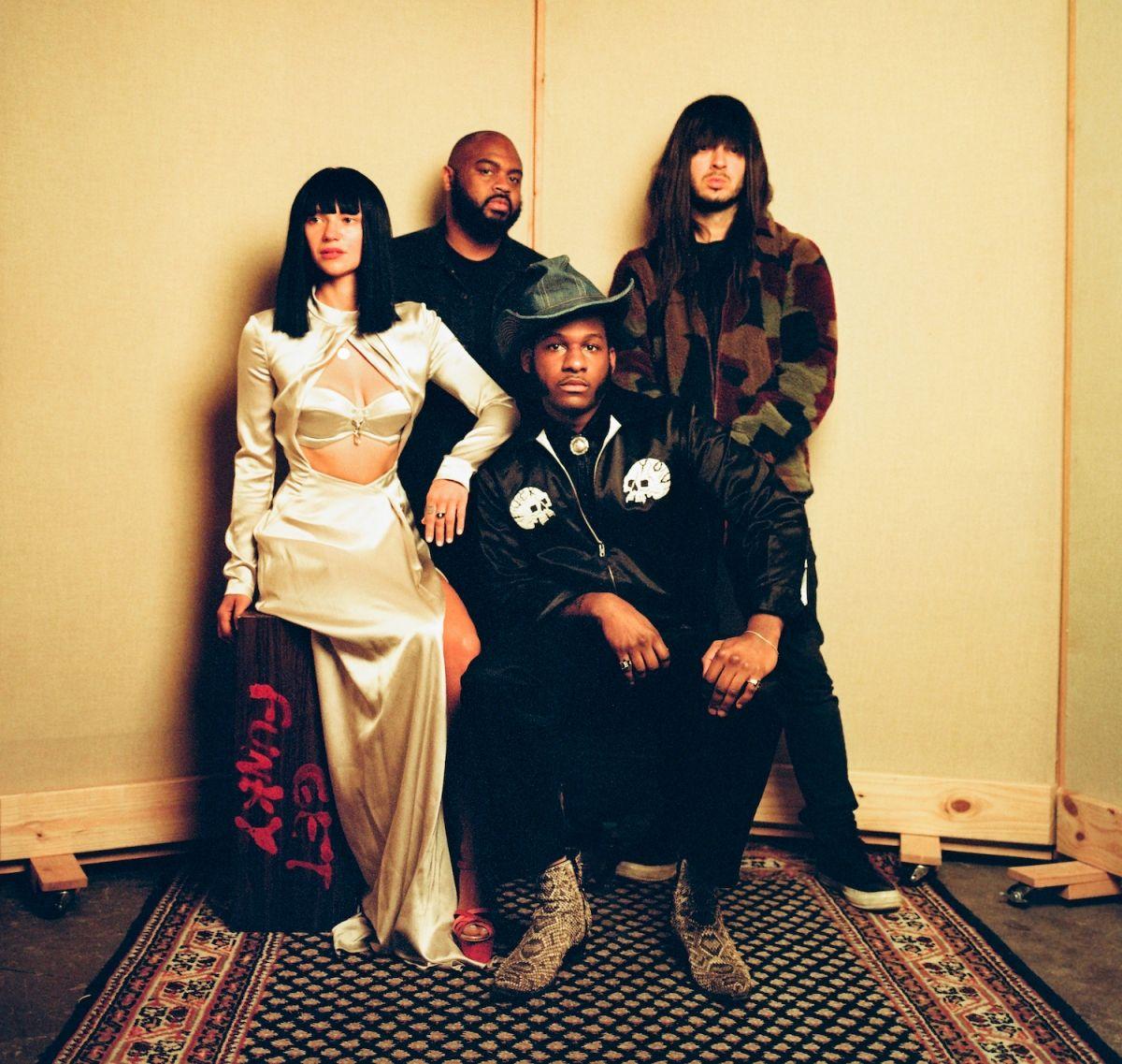 Khruangbin en Leon Bridges brengen samen een ep uit, luister single ‘Texas sun’