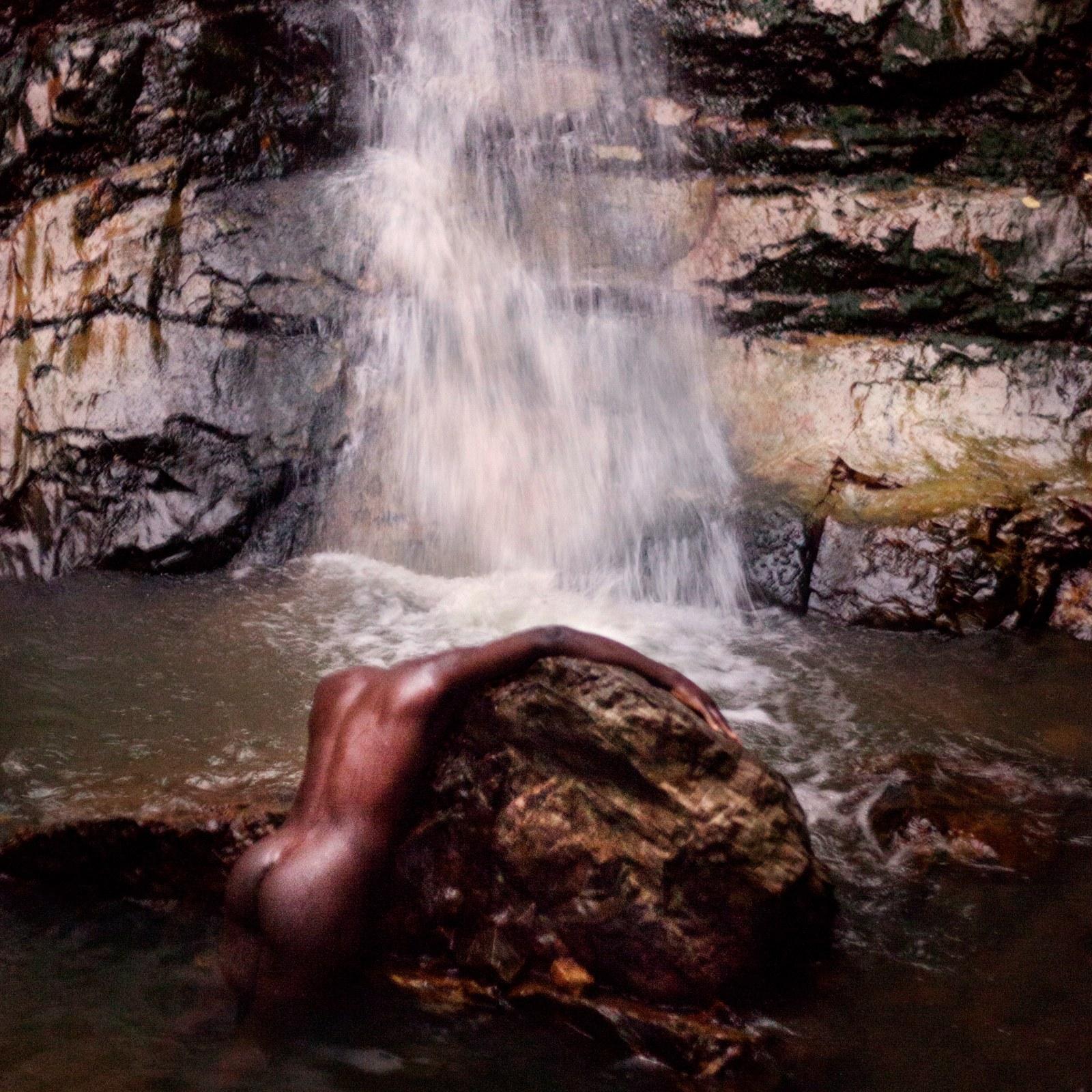 Moses Sumney kiest noch verliest op ‘græ: Part 1’