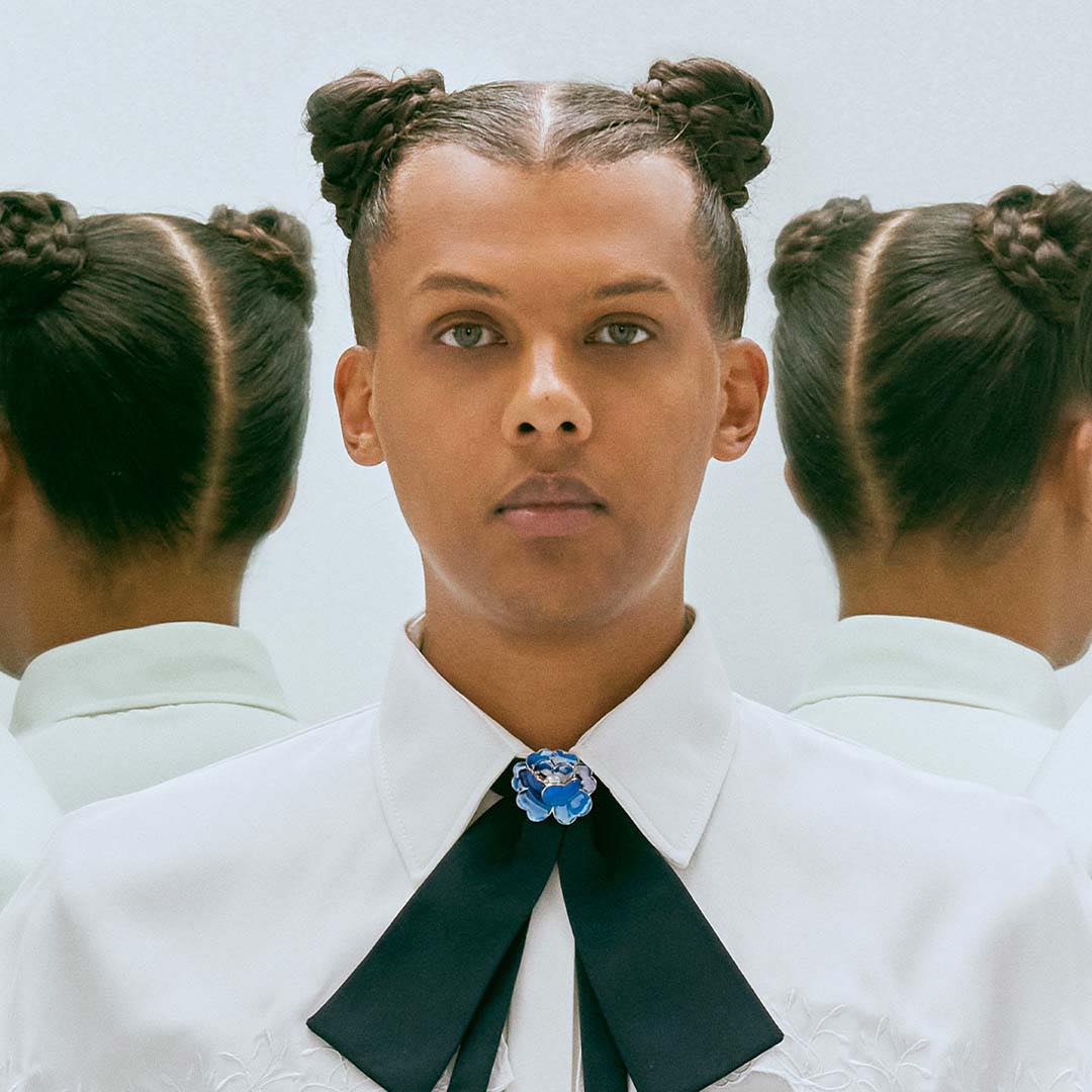 Stromae zet alvast de glazen klaar voor een volgend voetbalkampioenschap met nieuwe single ‘Santé’