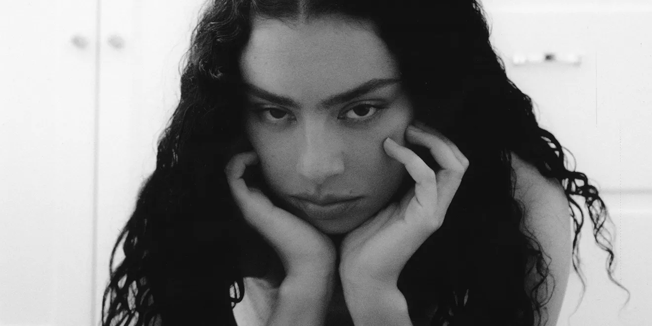 Plonsjes: luister naar nieuwe muziek van Charli XCX, Fat Dog, Romy, Fred Again.. en meer