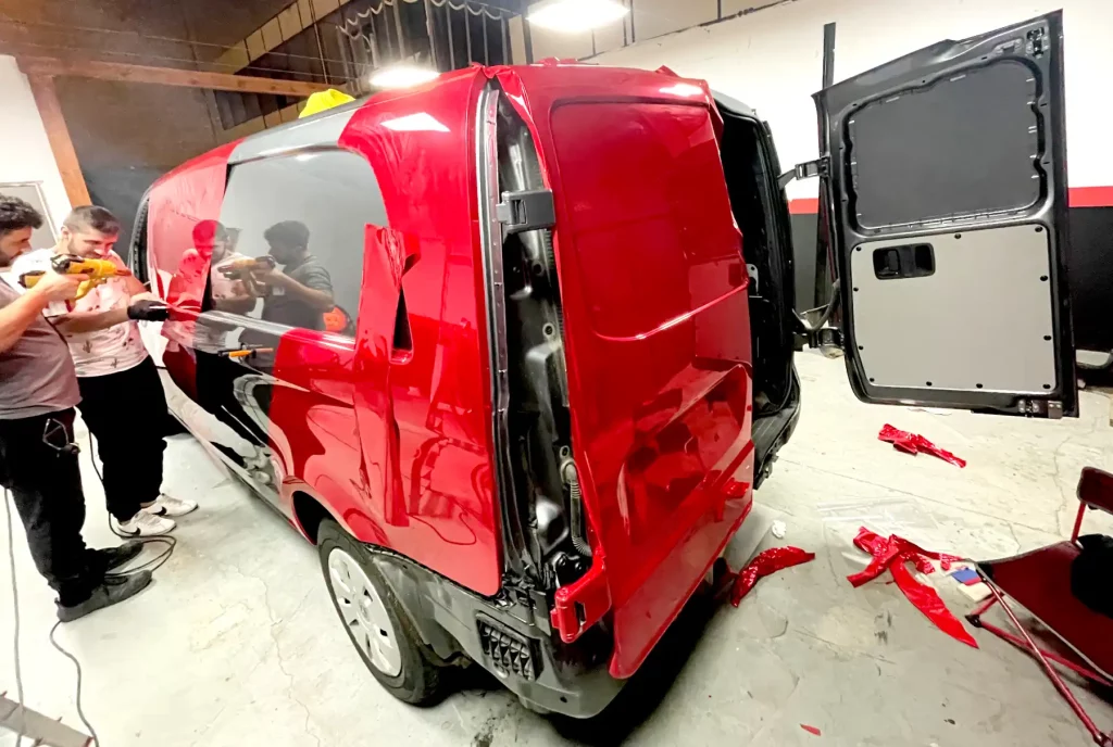 Rotulacion de furgoneta rojo espejado