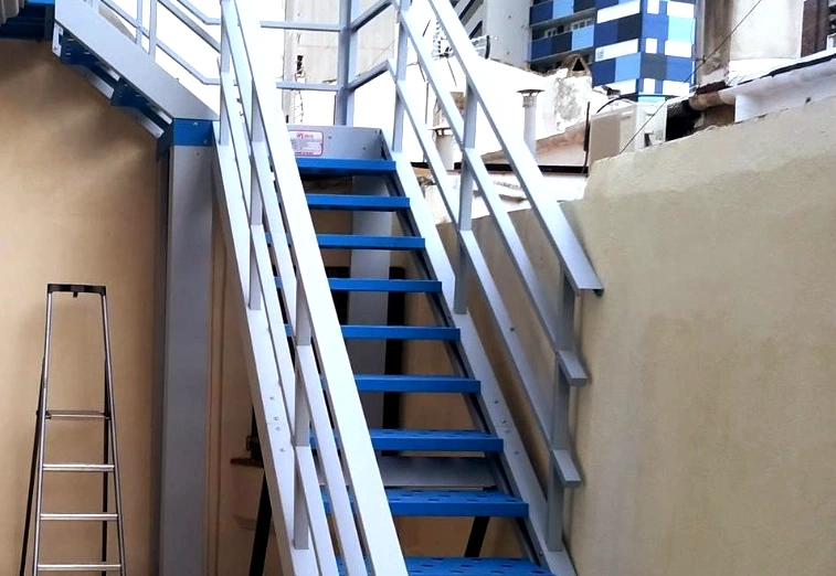 Escalera en kit Reus color azul