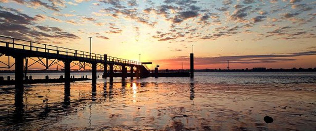 grandios Sonnenaufgang an der Elbe in Krautsand