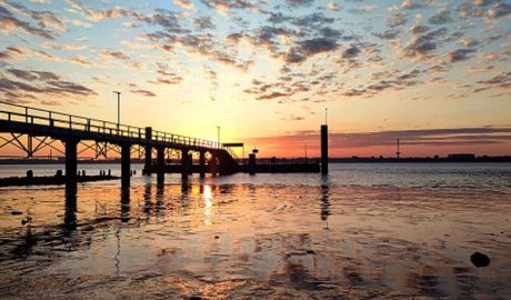 grandios Sonnenaufgang an der Elbe in Krautsand