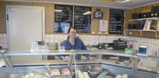 Duka midsommarbordet med hallonsill och Hennings Special