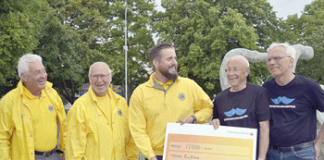 Lions Club donerar pengar till föreningen ProVitae
