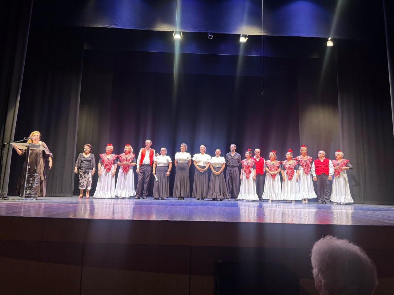 Bienestar Social homenajea a 37 personas mayores en el Teatro Cervantes