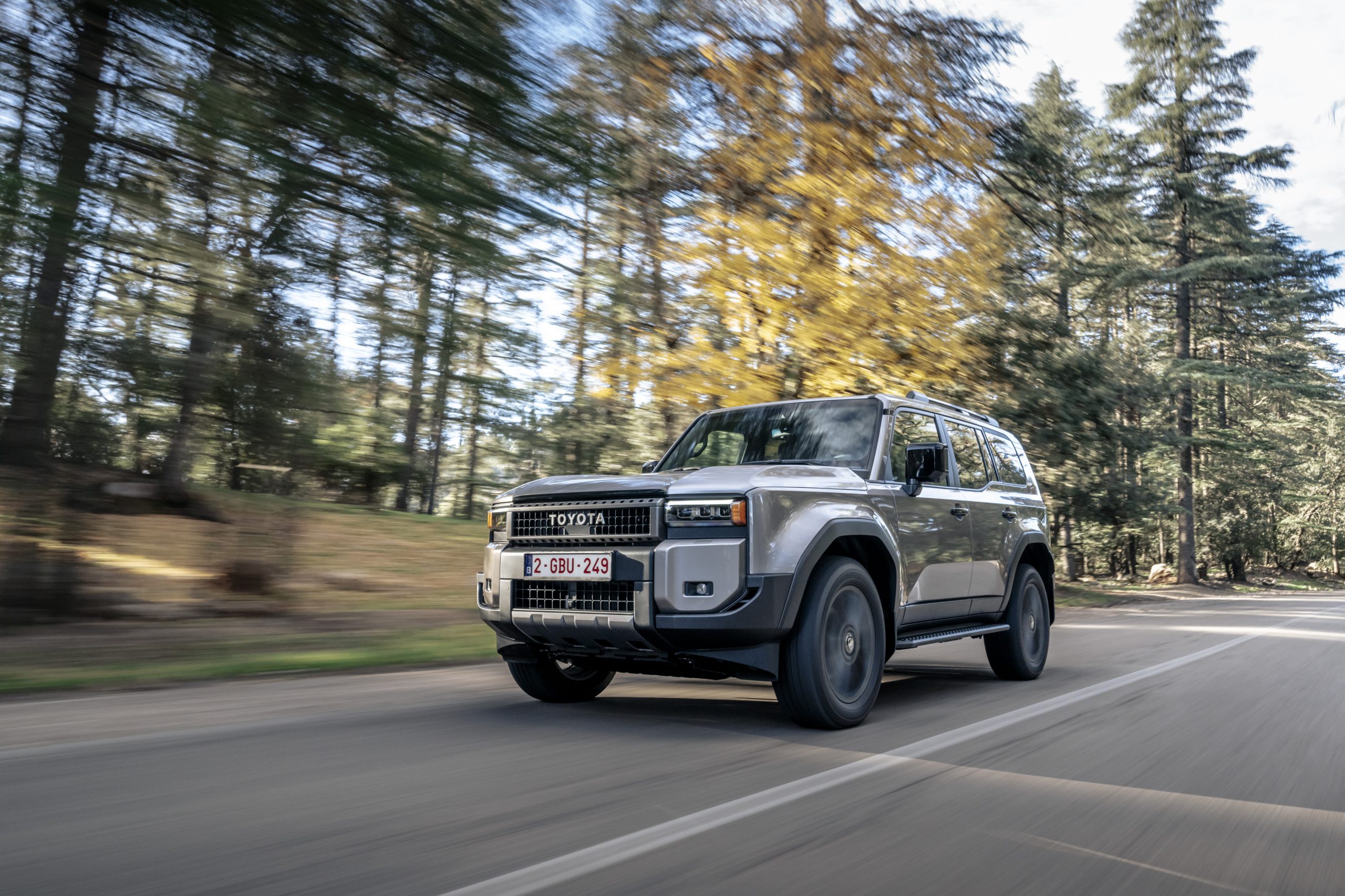 Vooraanzicht van de Toyota Land Cruiser Hybrid 48V 2025 in offroad-omgeving