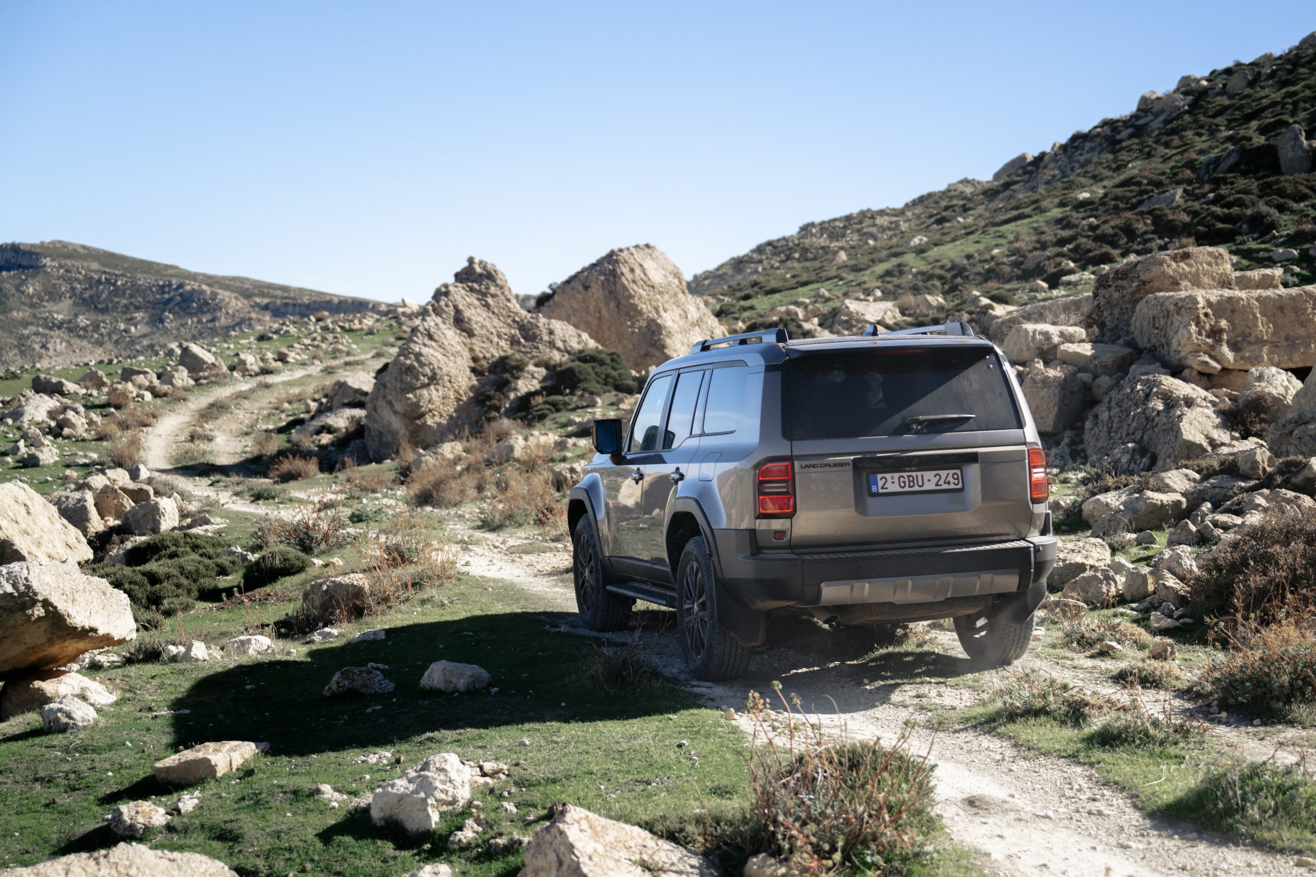 Toyota Land Cruiser Hybrid 48V in actie op ruig terrein