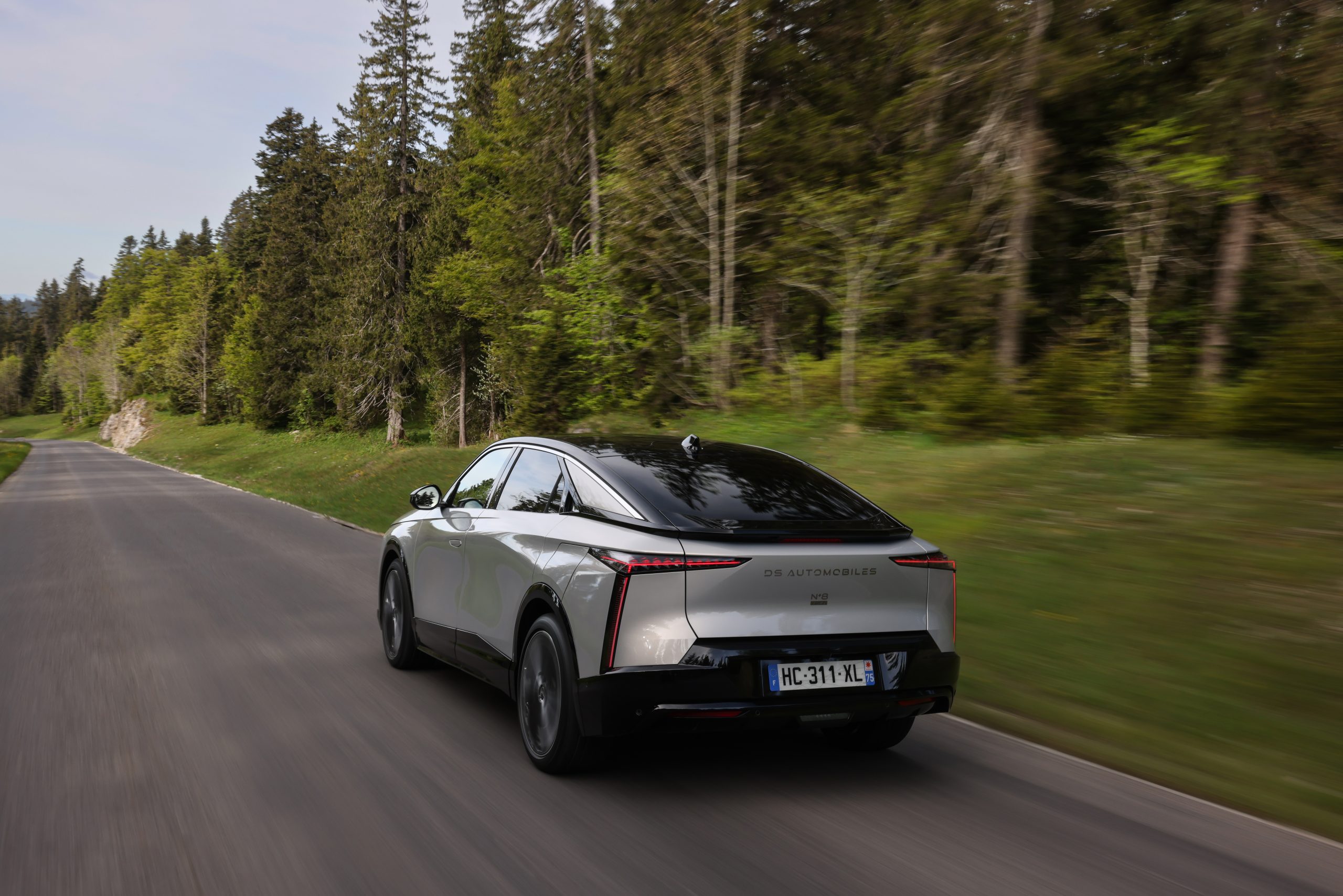 Prijskaartje DS N°8 is nu al te bestellen, tegen uiterst scherpe prijzen. • DS N°8 PALLAS FWD 230 pk: 59 200 € • DS N°8 PALLAS FWD Long Range 245 pk: 63 600 € • DS N°8 ETOILE FWD 230 pk: 66 400 € • DS N°8 ETOILE FWD Long Range 245 pk: 71 400 € • DS N°8 ETOILE AWD Long Range 350 pk: 75 400 € • DS N°8 JULES VERE FWD Long Range 245 pk: 77 400 € • DS N°8 JULES VERNE AWD Long Range 350 pk: 81 400 € Conclusie: de DS N°8 is geen auto voor iedereen Dit is een auto voor mensen met stijl, lef en een voorliefde voor eigenzinnigheid. Voor wie vindt dat elektrisch rijden meer mag zijn dan een praktische keuze. Een statement. Een reis, geen rit. De DS N°8 is misschien niet de snelste, goedkoopste of meest bekende elektrische SUV. Maar hij is wel een van de meest bijzondere. En dat telt, zeker in een autowereld die steeds vaker op elkaar begint te lijken.