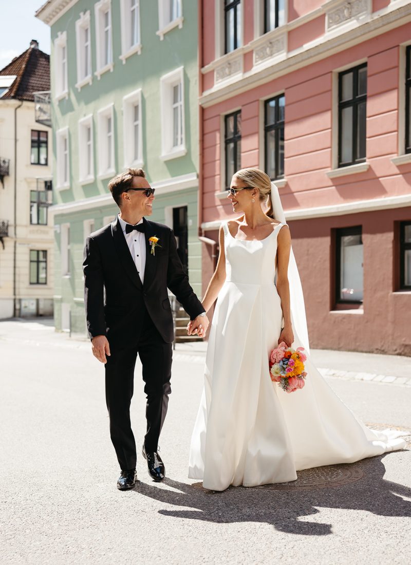 Brudepar i fargerike sentrumsgater