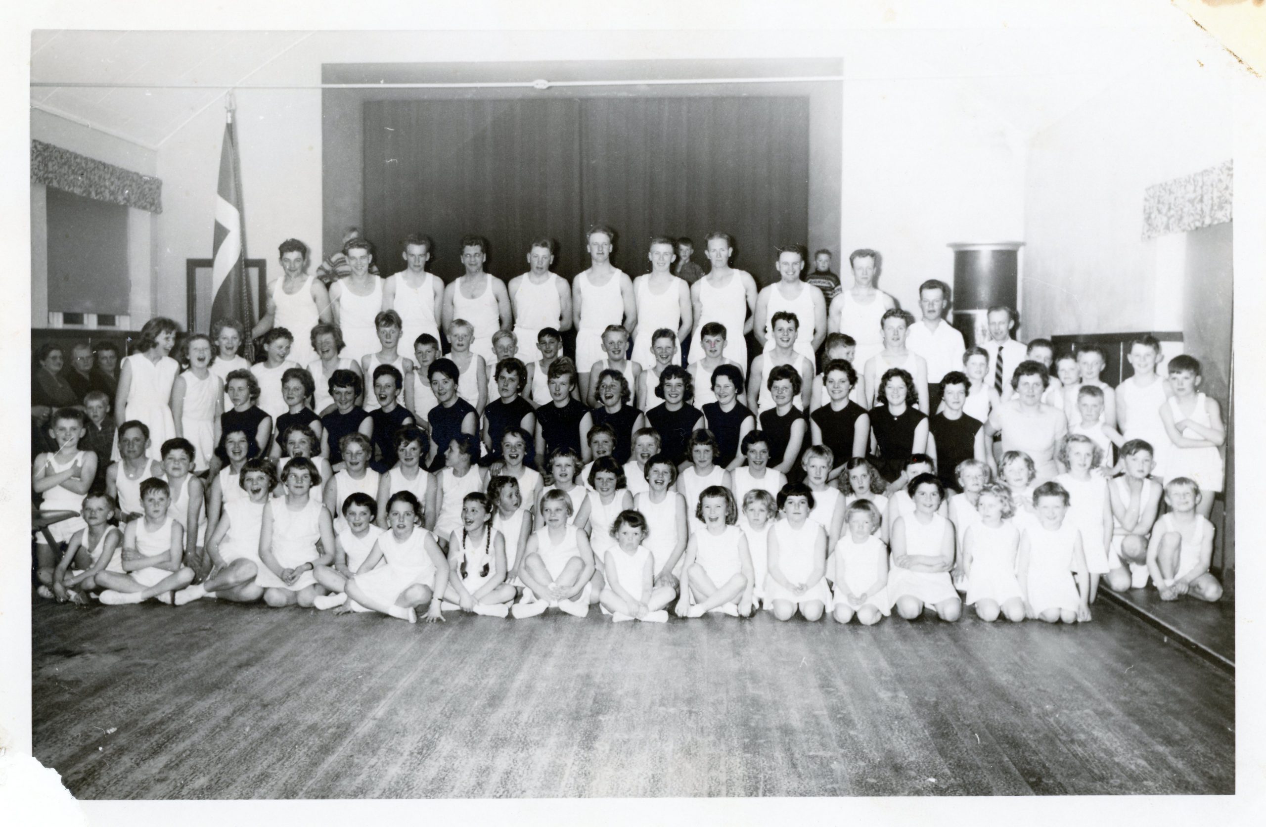 Gymnastikopvisning i Ingstrup Forsamlingshus 1960