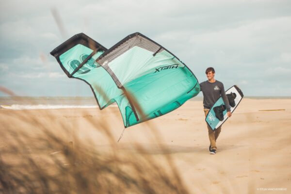 Kitesurfer op het strand