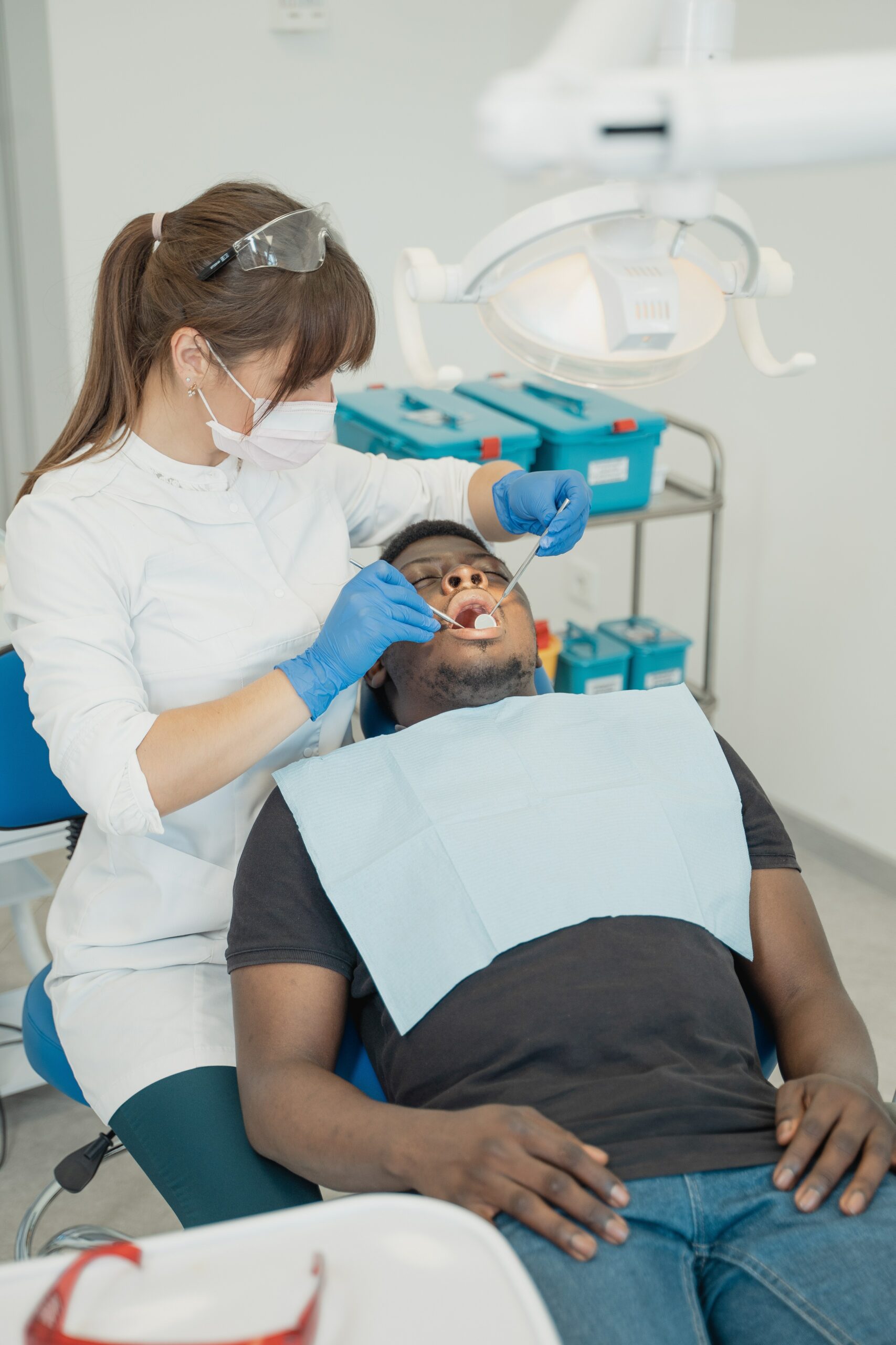 Patient allongé pendant un rendez-vous chez le dentiste dans un coworking médical