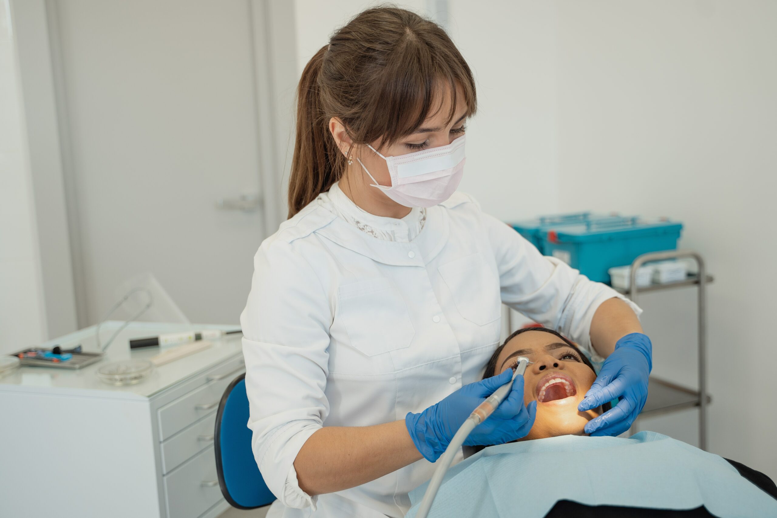 Patiente avec son dentiste dans un coworking médical