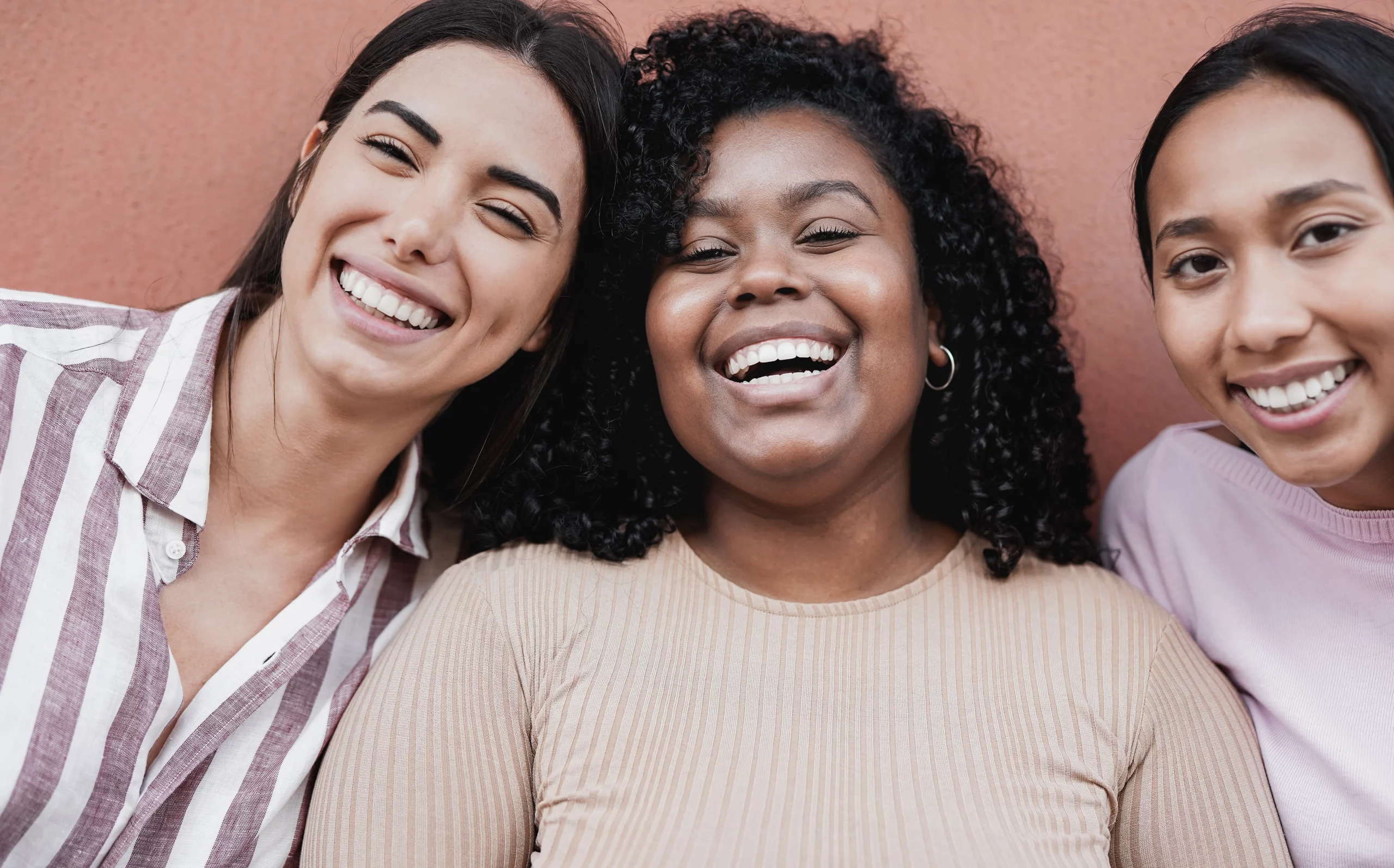 Fille heureuse au grand sourire