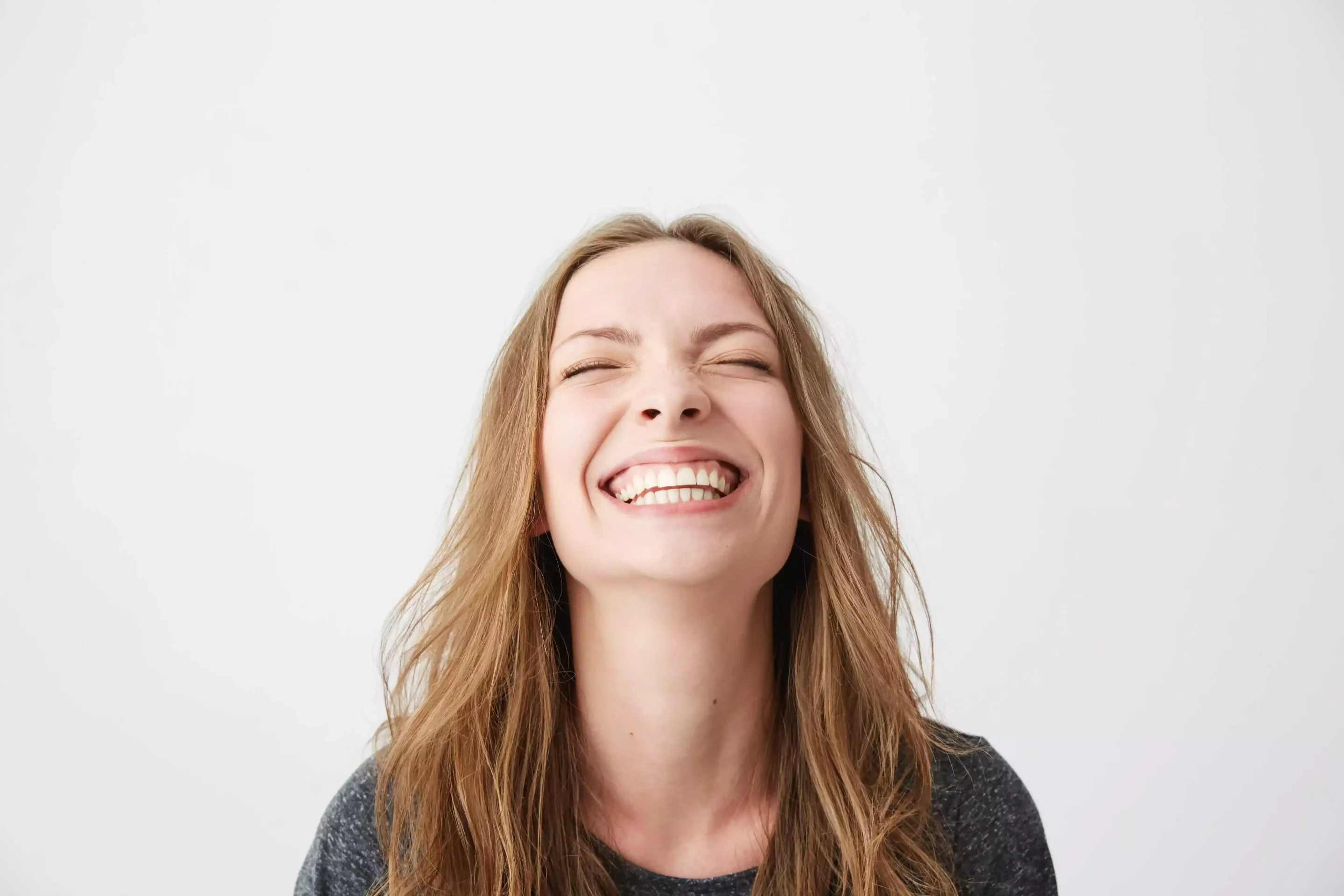 Fille heureuse au grand sourire