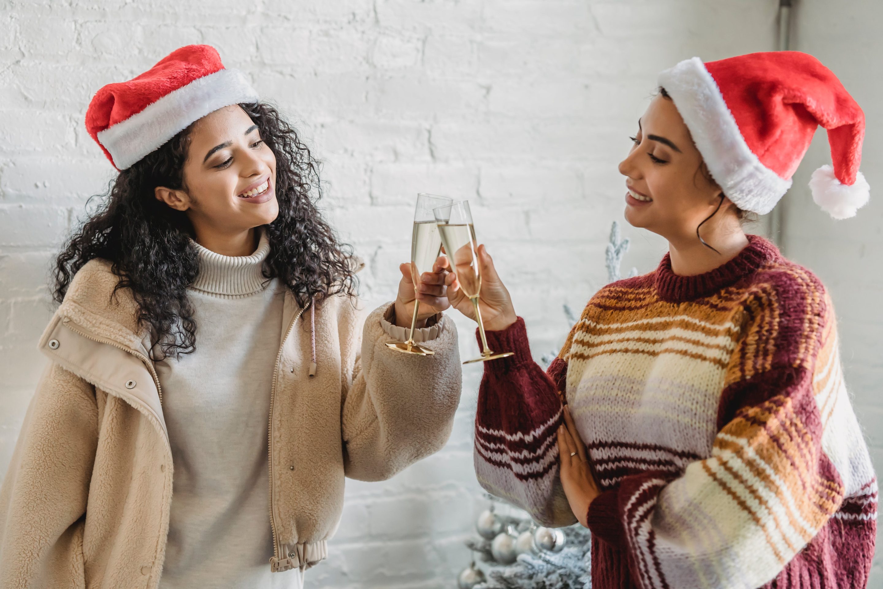 Femmes célébrant autour d'un verre d'alcool pour les fêtes de fin d'années