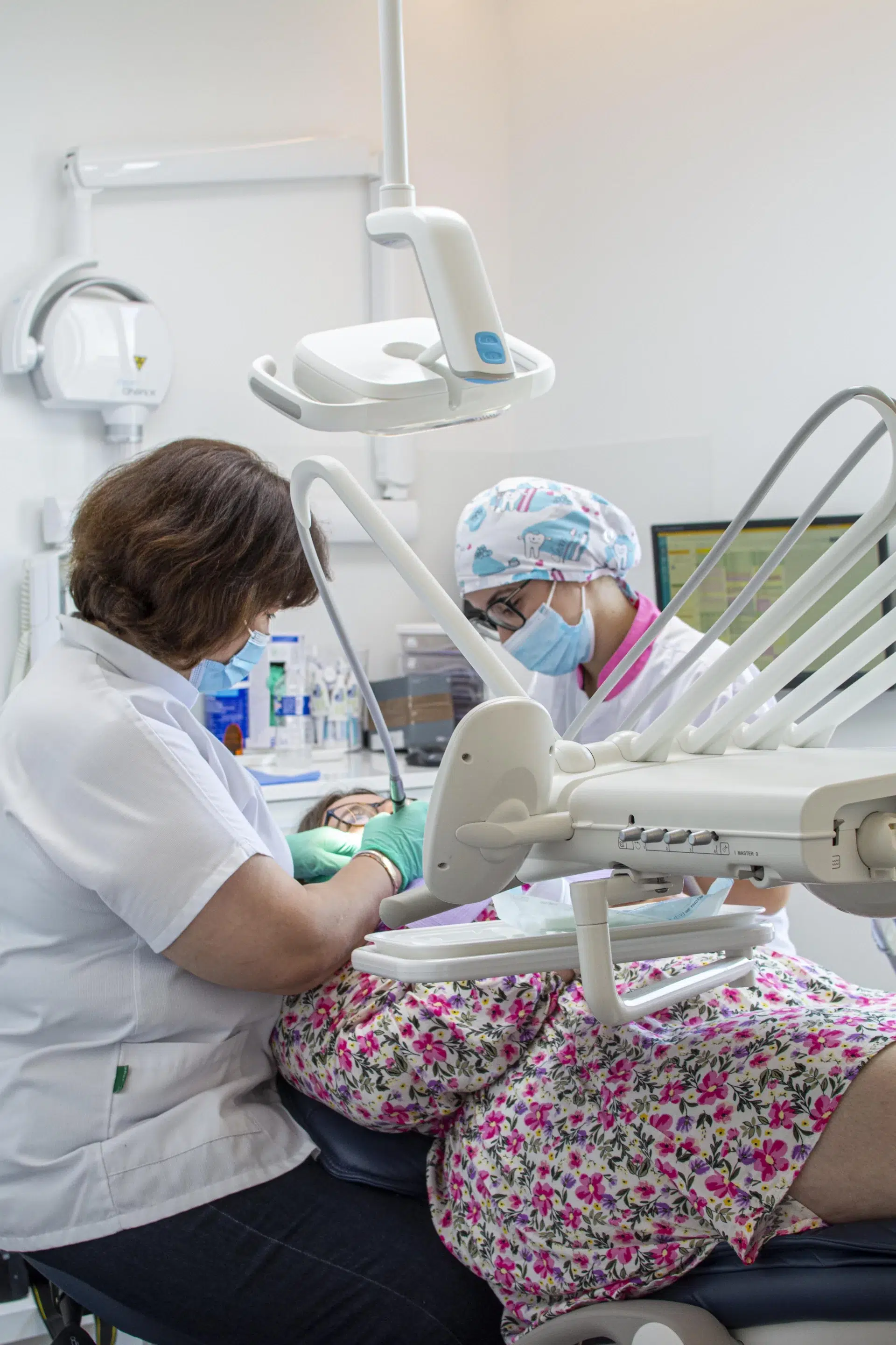 Un dentiste et son assistante pratiquant un soin dentaire sur un patient