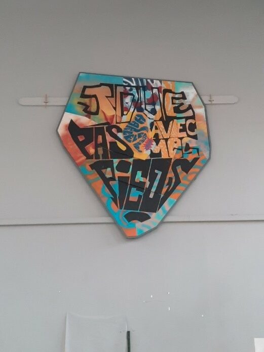 Fresque en bois réalisée par les élèves de l’Institut Diderot et mise en évidence dans le préau. Fresque en bois réalisée par les élèves de l’Institut Diderot et mise en évidence dans le préau.