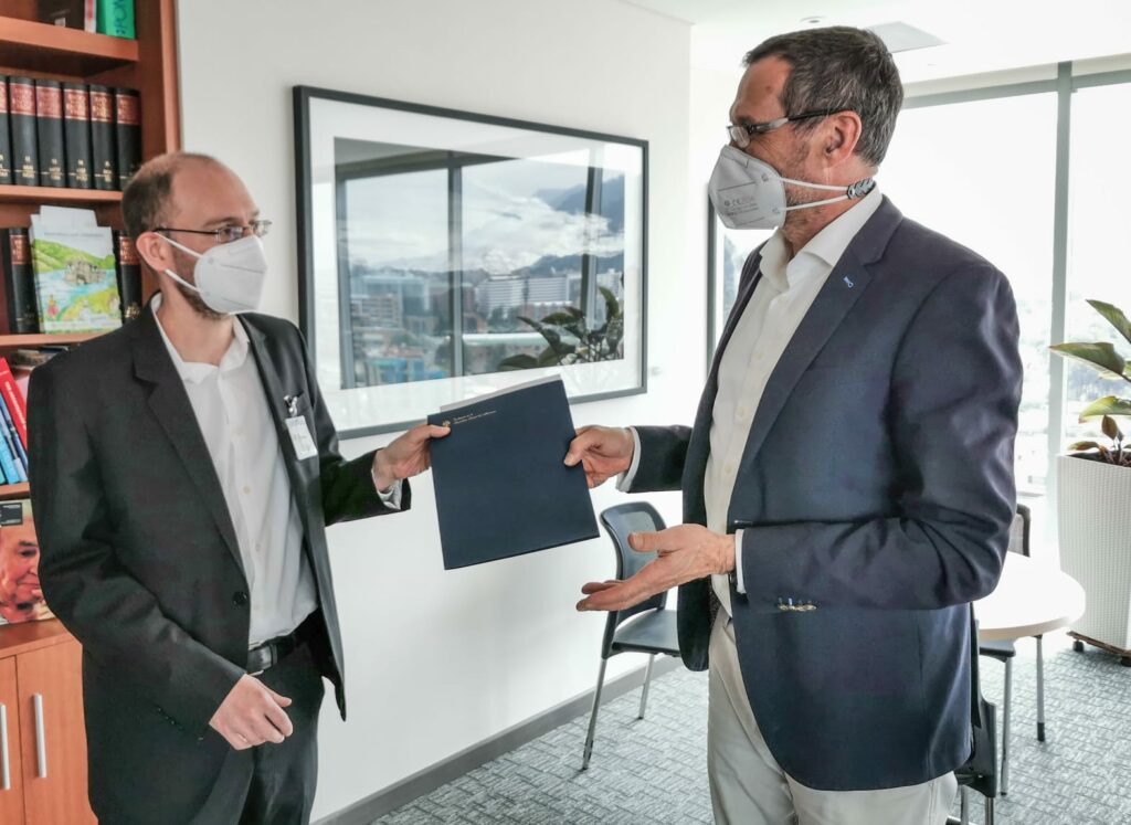 Stefan Peters y Peter Ptassek durante la entrega oficial de la ampliación del proyecto JEP y CEV con CAPAZ y CEDPAL. Febrero de 2021