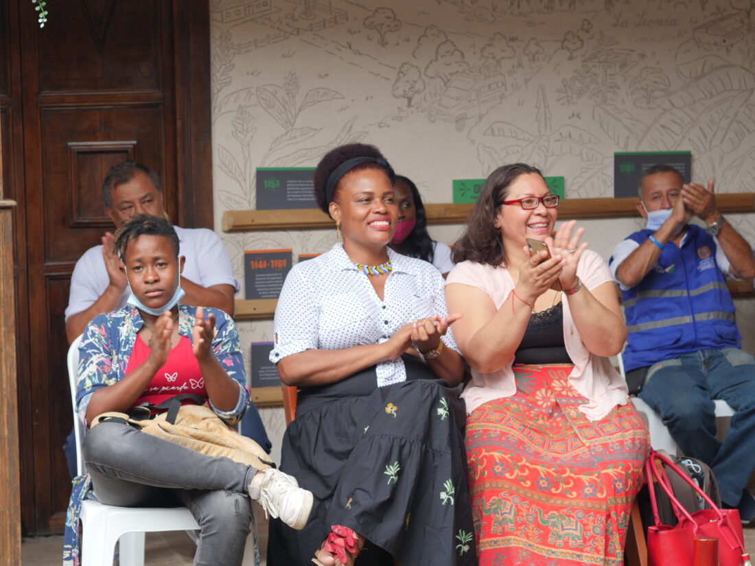 Participantes del CAPAZ Slam cantan y bailan al son de los alabaos