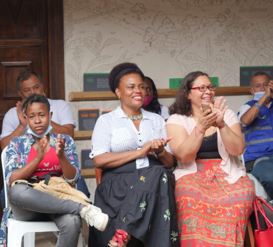 Participantes del CAPAZ Slam cantan y bailan al son de los alabaos