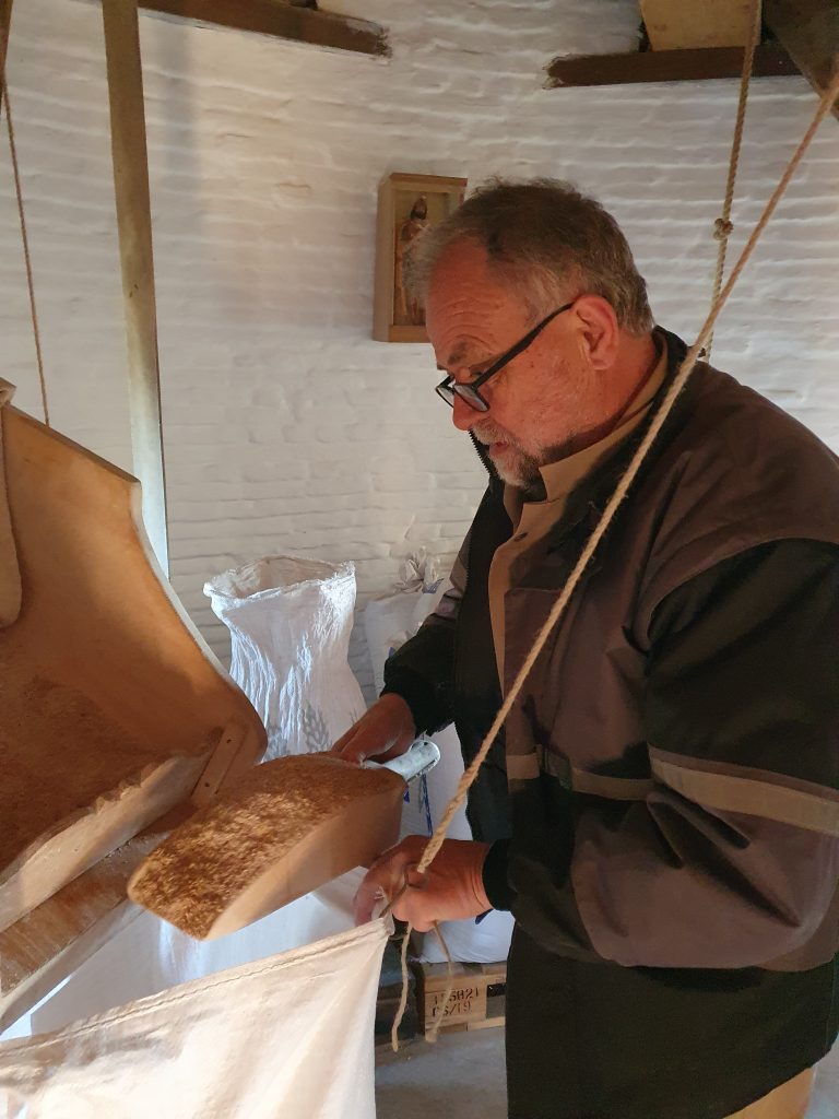 in stormen sterk molen in Gierle