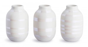 Lite sett med tre hvite omaggio vaser