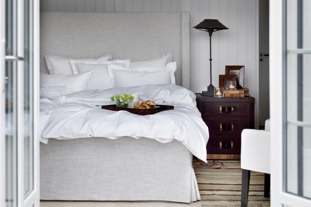 Beige og hvit soverom med beige seng. Inspirasjon til ditt soverom. Hvitt sengetøy