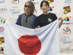 Imagen del Sr. Hirofumi Ono con la bandera de Japón.