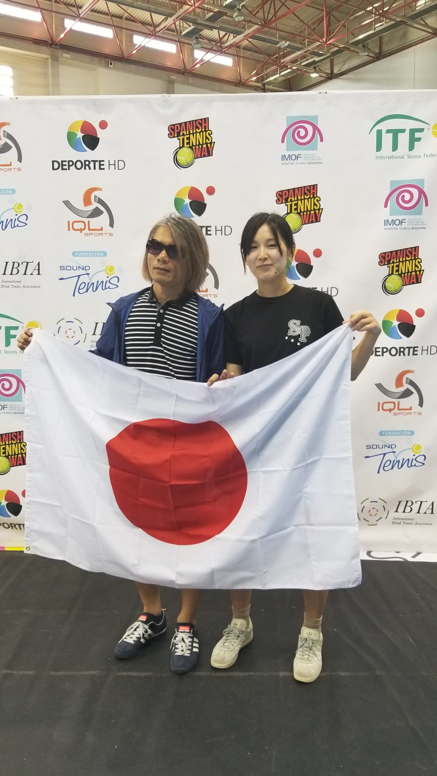 Imagen del Sr. Hirofumi Ono con la bandera de Japón.