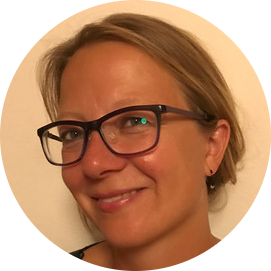 Rundt billede af smilende kvinde med briller