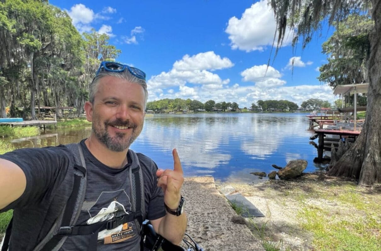 Man-having-fun-in-Crystal-River