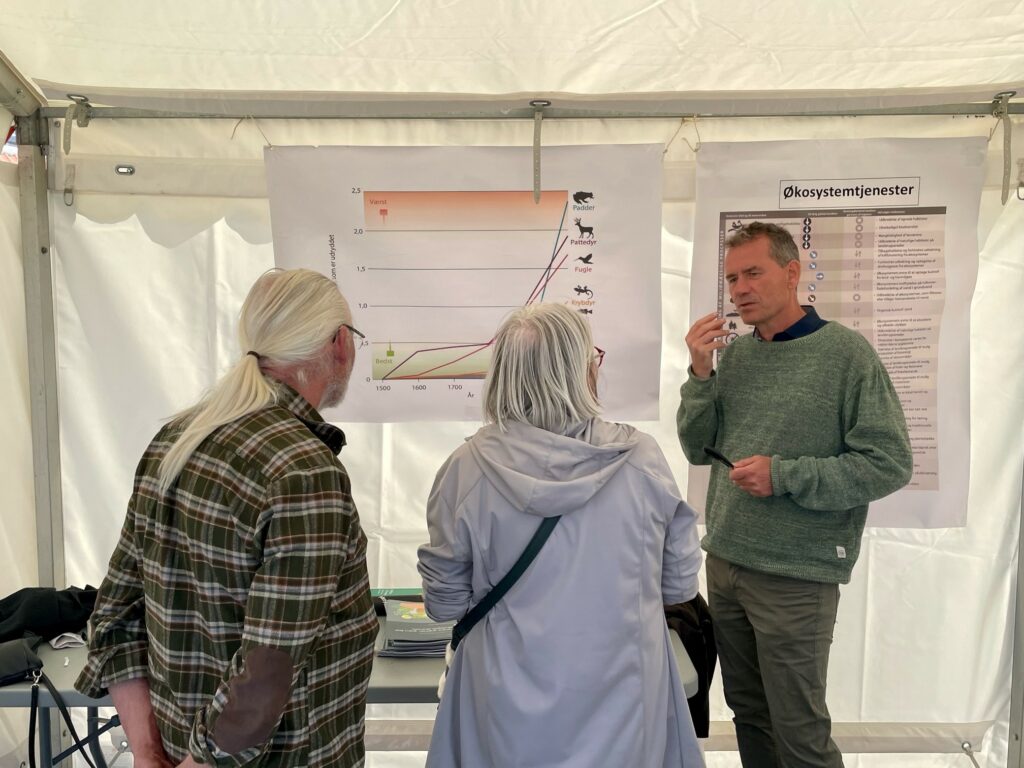 Gæster i standen hos IPBES i Danmark under Naturmødet 2023