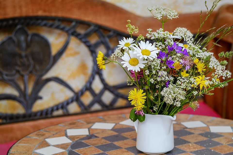 Det er hverken svært eller besværligt at lave sin helt egen hyldeblomstsaft. Fælles for alle opskrifter er, at du skal plukke hyldeblomsterne når de netop er sprunget ud. Når du er hjemme igen i køkkenet, afstilkes de så godt du kan, så der ikke kommer for meget af stilkene med (på den måde undgår du for mange bitterstoffer i din saft/sirup). 